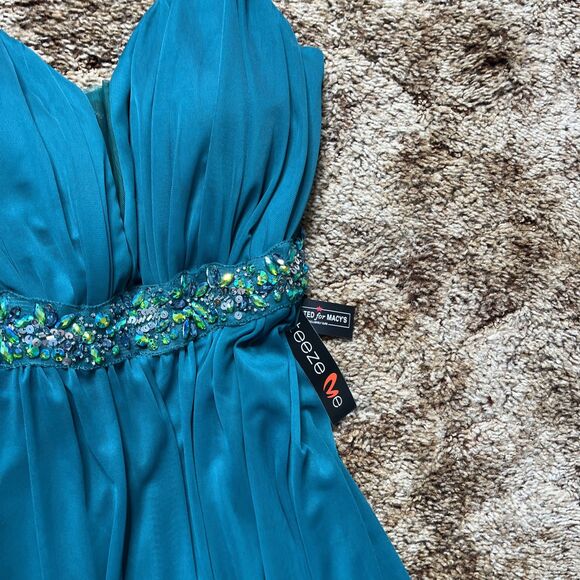 $99 Teeze Me Women's Green Sleeveless Beaded V-Neck Gown Dress Size 13/14 - Picture 3 of 5